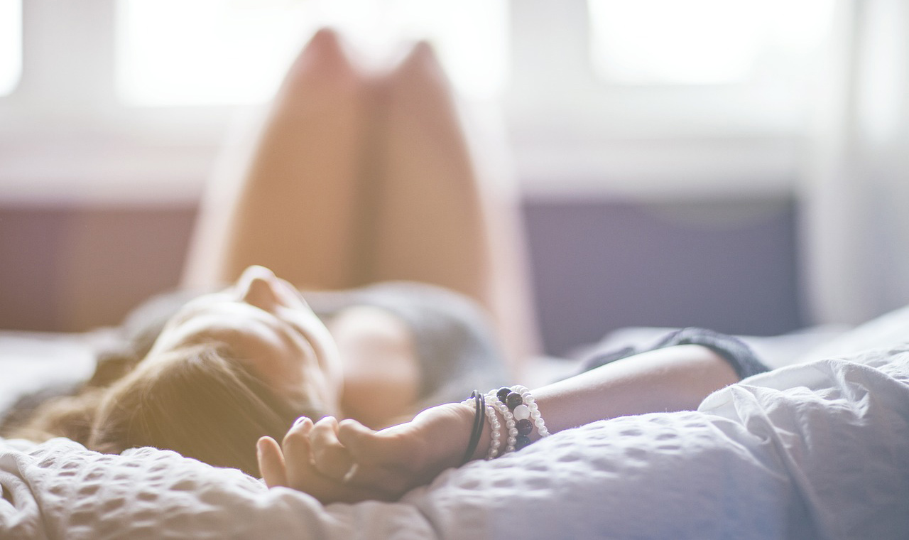 Femme allongée sur un lit